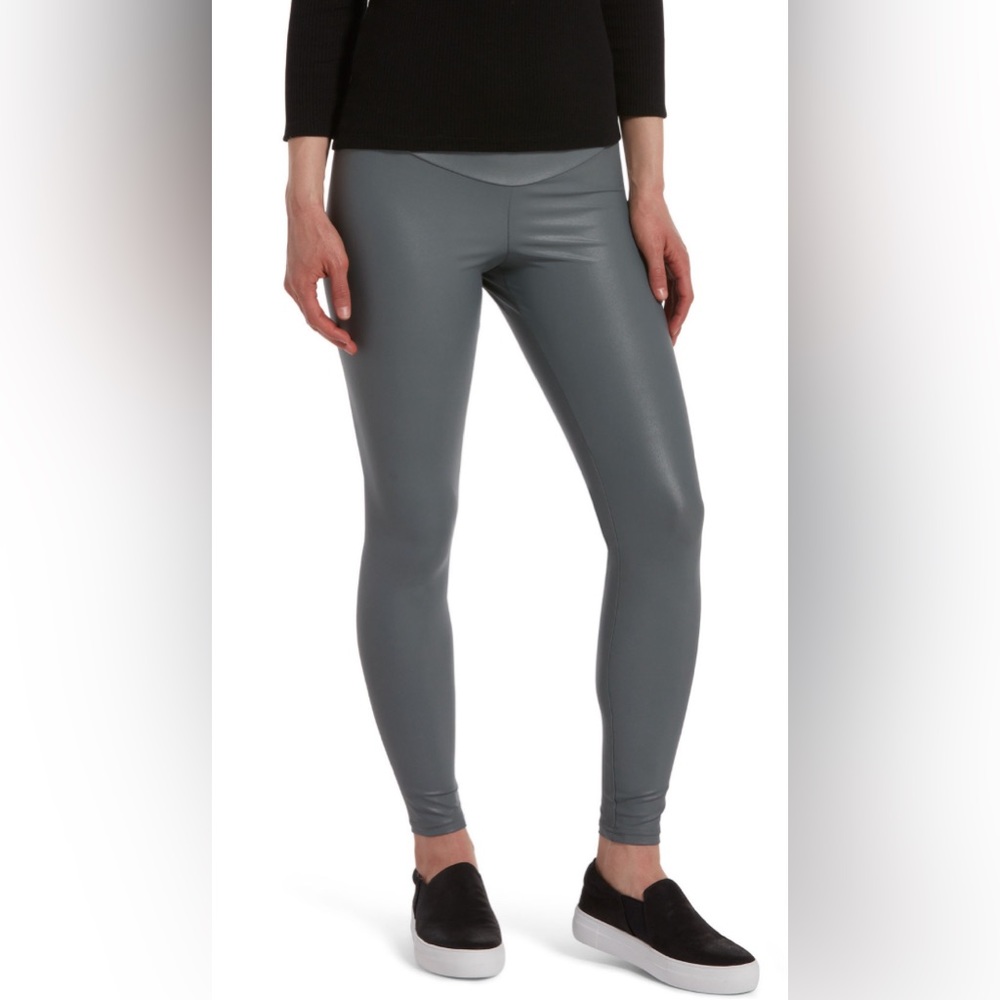 HUE Body Gloss Leggings. XL in cobblestone. Measured flat waist 17”. Leg 28”.